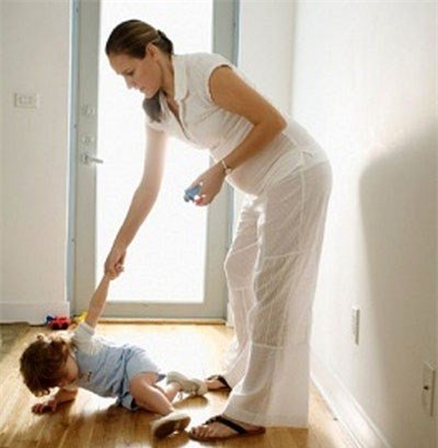 xử trí khi con ăn vạ, làm gì khi con ăn vạ, con hay ăn vạ, con hay khóc