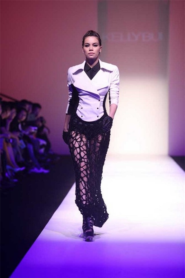 ne phuc trinh catwalk cua bo 3 giam khao the face hinh anh 1