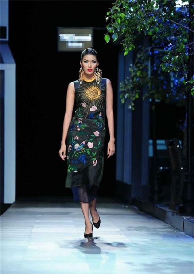 ne phuc trinh catwalk cua bo 3 giam khao the face hinh anh 11