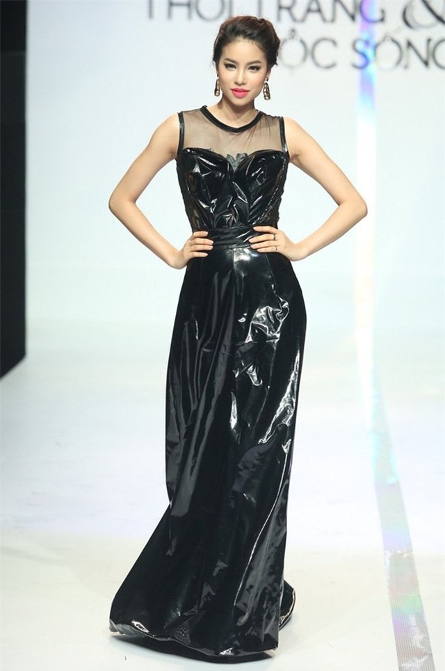 ne phuc trinh catwalk cua bo 3 giam khao the face hinh anh 16