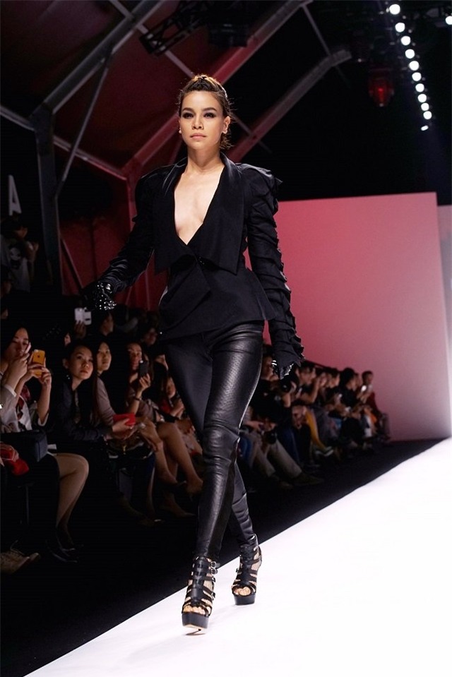 ne phuc trinh catwalk cua bo 3 giam khao the face hinh anh 3