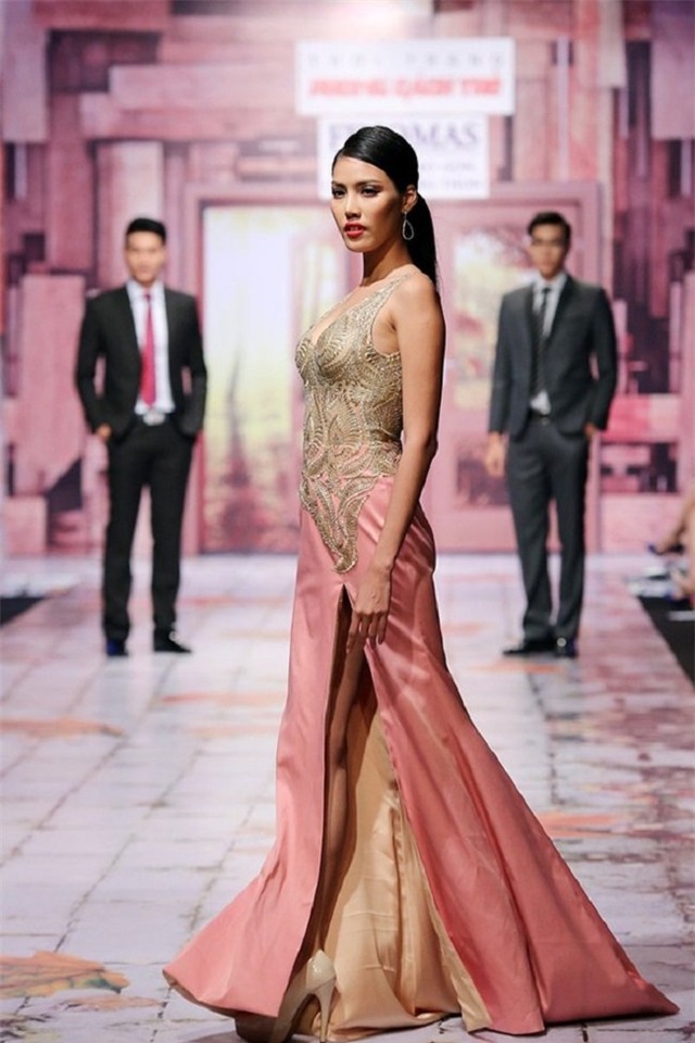 ne phuc trinh catwalk cua bo 3 giam khao the face hinh anh 9
