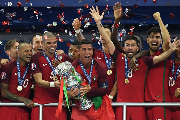 Câu chuyện cảm động đằng sau cái ôm chặt giữa HLV Ferguson và trò cưng Ronaldo - Ảnh 1.