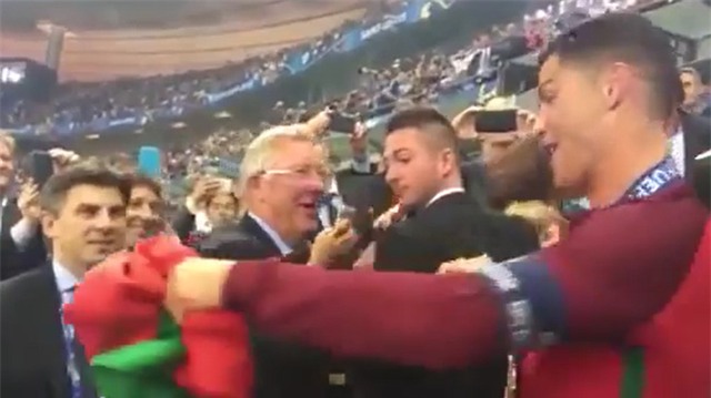 Câu chuyện cảm động đằng sau cái ôm chặt giữa HLV Ferguson và trò cưng Ronaldo - Ảnh 5.
