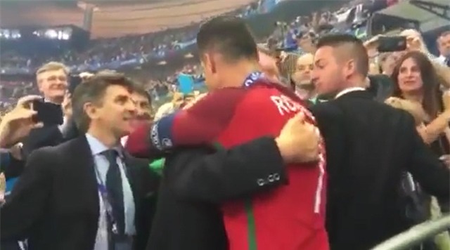 Câu chuyện cảm động đằng sau cái ôm chặt giữa HLV Ferguson và trò cưng Ronaldo - Ảnh 6.