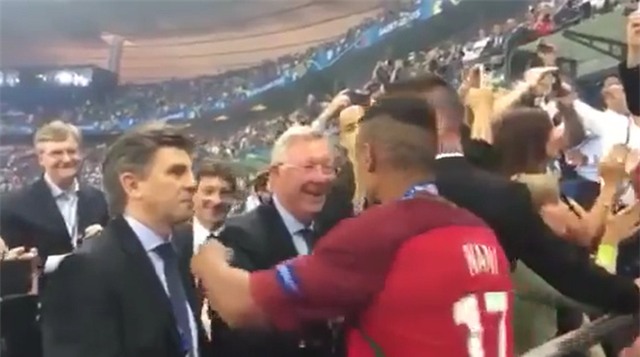 Câu chuyện cảm động đằng sau cái ôm chặt giữa HLV Ferguson và trò cưng Ronaldo - Ảnh 7.