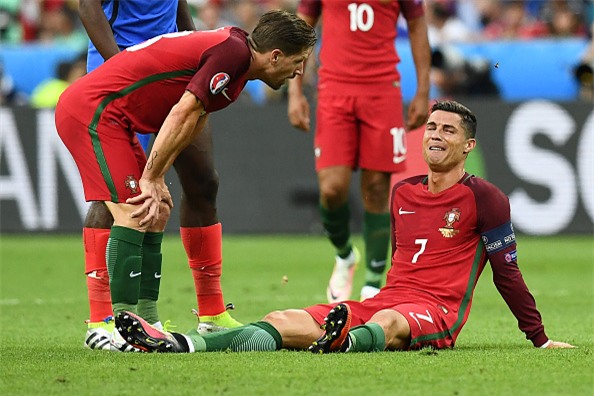 Rời sân trong nước mắt, Ronaldo vẫn truyền lửa cho đồng đội theo cách dị thế này đây! - Ảnh 2.