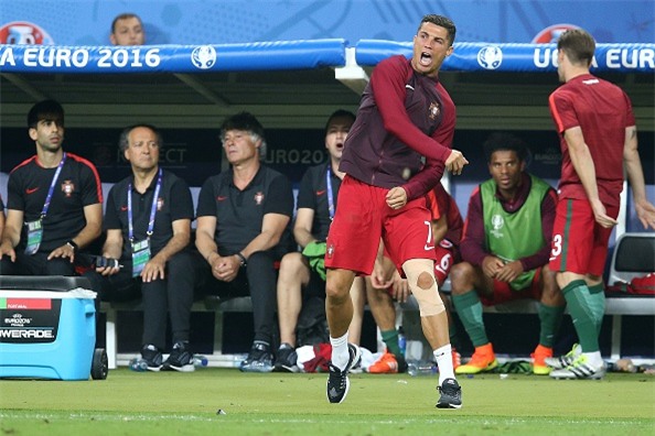 Rời sân trong nước mắt, Ronaldo vẫn truyền lửa cho đồng đội theo cách dị thế này đây! - Ảnh 4.