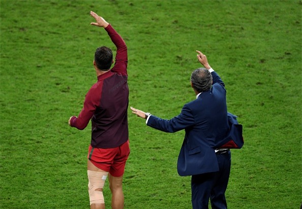 Rời sân trong nước mắt, Ronaldo vẫn truyền lửa cho đồng đội theo cách dị thế này đây! - Ảnh 5.