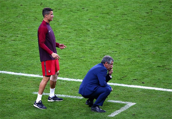 Rời sân trong nước mắt, Ronaldo vẫn truyền lửa cho đồng đội theo cách dị thế này đây! - Ảnh 6.