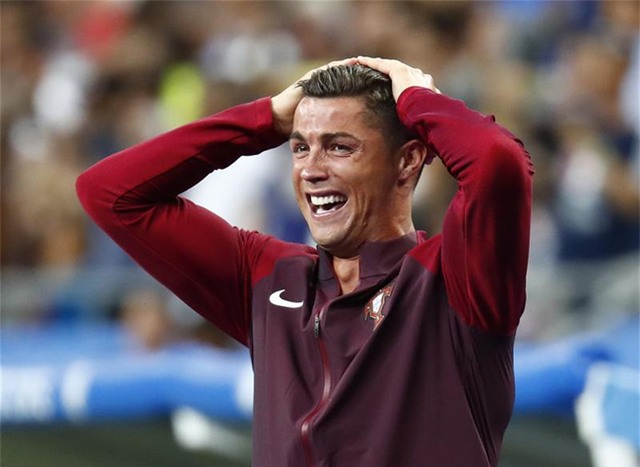 Rời sân trong nước mắt, Ronaldo vẫn truyền lửa cho đồng đội theo cách dị thế này đây! - Ảnh 7.