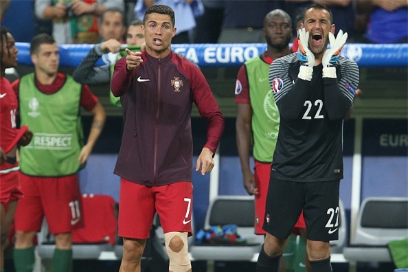 Rời sân trong nước mắt, Ronaldo vẫn truyền lửa cho đồng đội theo cách dị thế này đây! - Ảnh 8.