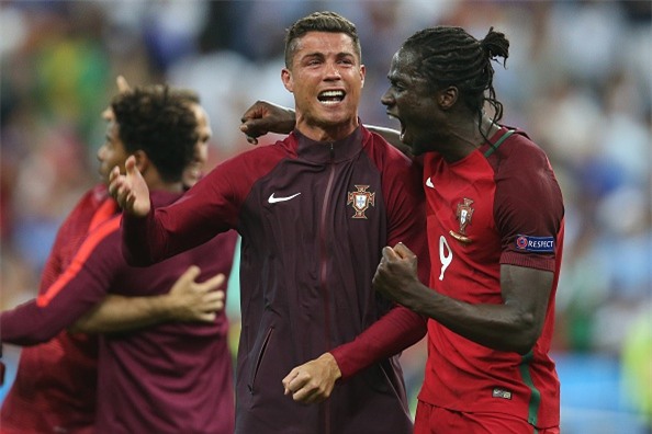 Rời sân trong nước mắt, Ronaldo vẫn truyền lửa cho đồng đội theo cách dị thế này đây! - Ảnh 10.