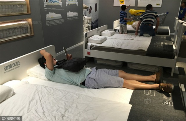 Những vị khách vô đối chỉ xuất hiện ở siêu thị đồ nội thất IKEA Trung Quốc - Ảnh 4.