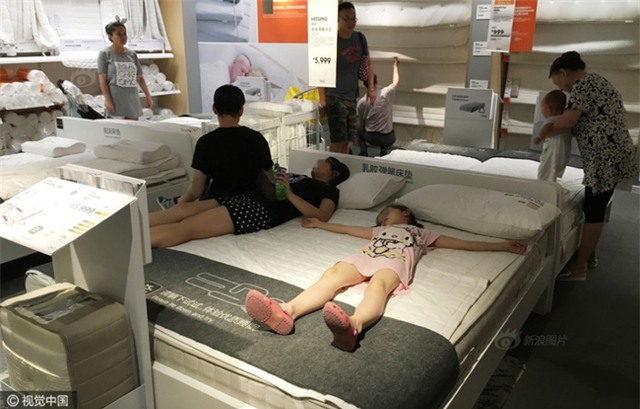 Những vị khách vô đối chỉ xuất hiện ở siêu thị đồ nội thất IKEA Trung Quốc - Ảnh 8.