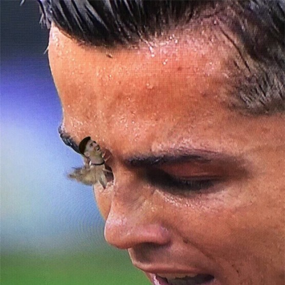 Anh vui ve chu buom dau tren mat Ronaldo hinh anh 3