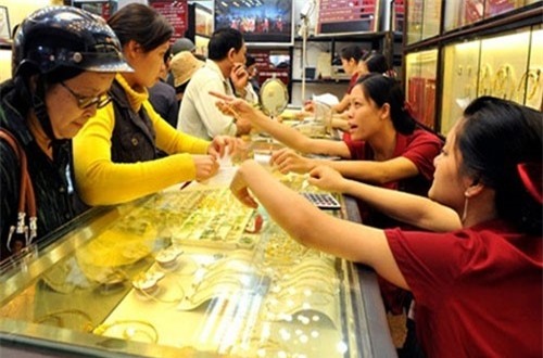 Bom 200 ty dong mot ngay vao vang, nha dau tu tu hai minh hinh anh 1