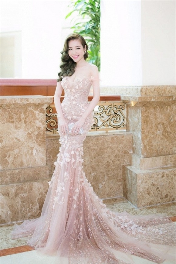 Elly Trần nổi điên khi bị chê ngực mướp, mặc khiêu khích