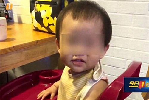 em be mang hoa vi thoi quen tam voi hoa sen cua me - 7