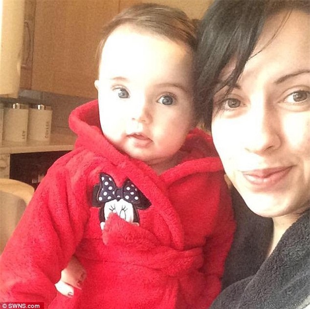 Bà mẹ nuốt hơn 6kg tóc vào bụng lúc ngủ - 2