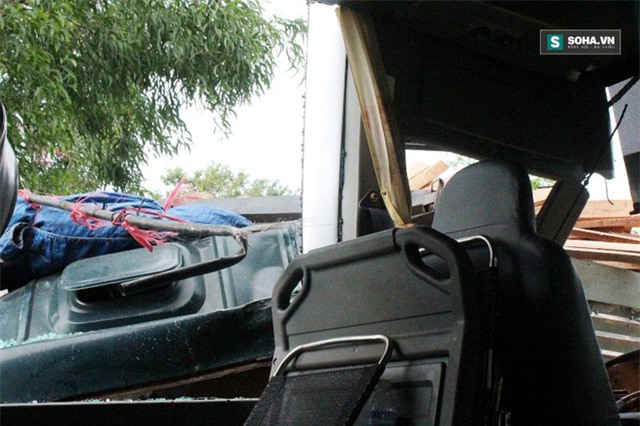 Va chạm kinh hoàng, hàng chục người đập cửa kêu cứu trên đường - Ảnh 2.