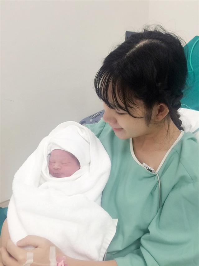 Ly Hai - Minh Ha hanh phuc ben con trai thu 4 vua chao doi hinh anh 3