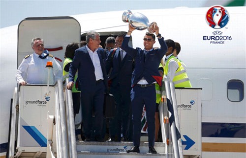 chum anh: rung nguoi do ra duong mung chuc vo dich cua bo dao nha hinh anh 1