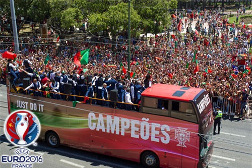 chum anh: rung nguoi do ra duong mung chuc vo dich cua bo dao nha hinh anh 10