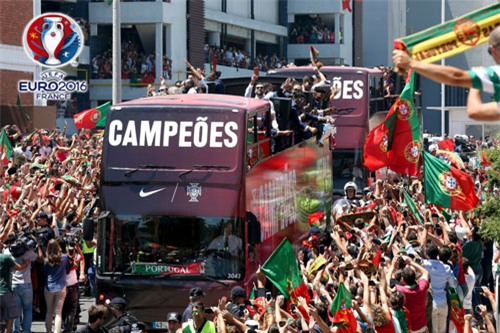 chum anh: rung nguoi do ra duong mung chuc vo dich cua bo dao nha hinh anh 11