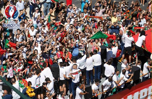 chum anh: rung nguoi do ra duong mung chuc vo dich cua bo dao nha hinh anh 12