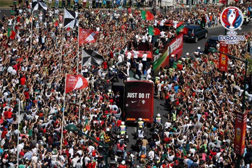 chum anh: rung nguoi do ra duong mung chuc vo dich cua bo dao nha hinh anh 13