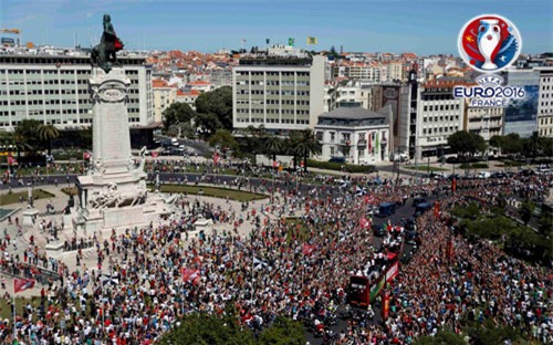 chum anh: rung nguoi do ra duong mung chuc vo dich cua bo dao nha hinh anh 14
