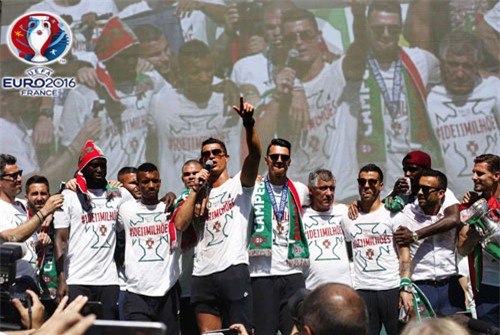 chum anh: rung nguoi do ra duong mung chuc vo dich cua bo dao nha hinh anh 15