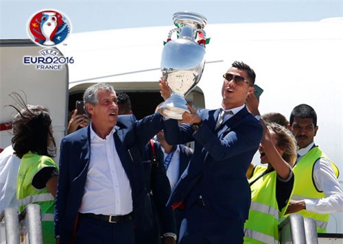 chum anh: rung nguoi do ra duong mung chuc vo dich cua bo dao nha hinh anh 2