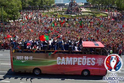 chum anh: rung nguoi do ra duong mung chuc vo dich cua bo dao nha hinh anh 4