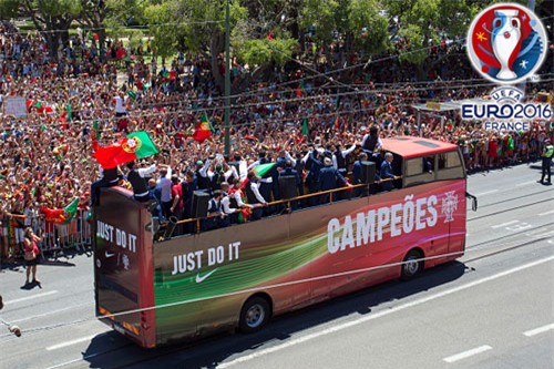 chum anh: rung nguoi do ra duong mung chuc vo dich cua bo dao nha hinh anh 5