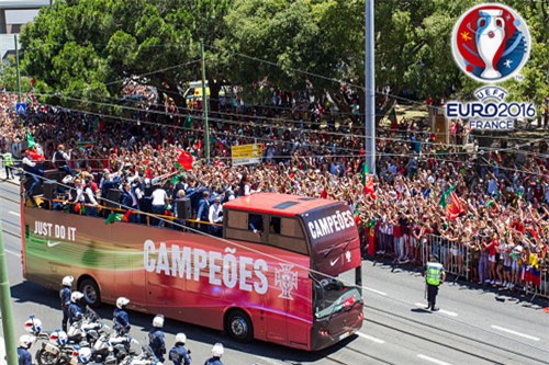 chum anh: rung nguoi do ra duong mung chuc vo dich cua bo dao nha hinh anh 6