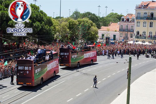 chum anh: rung nguoi do ra duong mung chuc vo dich cua bo dao nha hinh anh 7