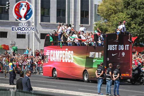 chum anh: rung nguoi do ra duong mung chuc vo dich cua bo dao nha hinh anh 9