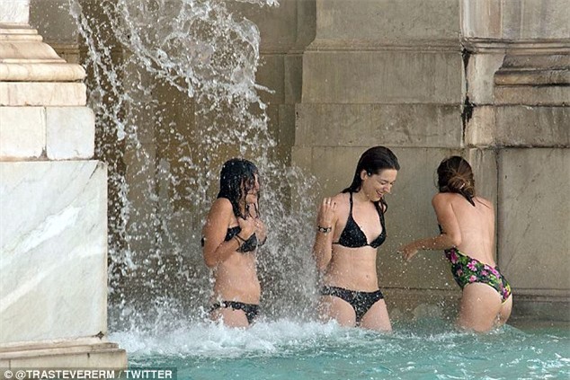 Người dân thành Rome bức xúc khi 3 nữ du khách thản nhiên mặc bikini tắm ở đài phun nước 400 năm tuổi - Ảnh 1.
