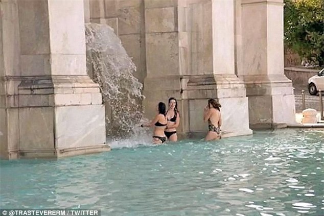 Người dân thành Rome bức xúc khi 3 nữ du khách thản nhiên mặc bikini tắm ở đài phun nước 400 năm tuổi - Ảnh 3.
