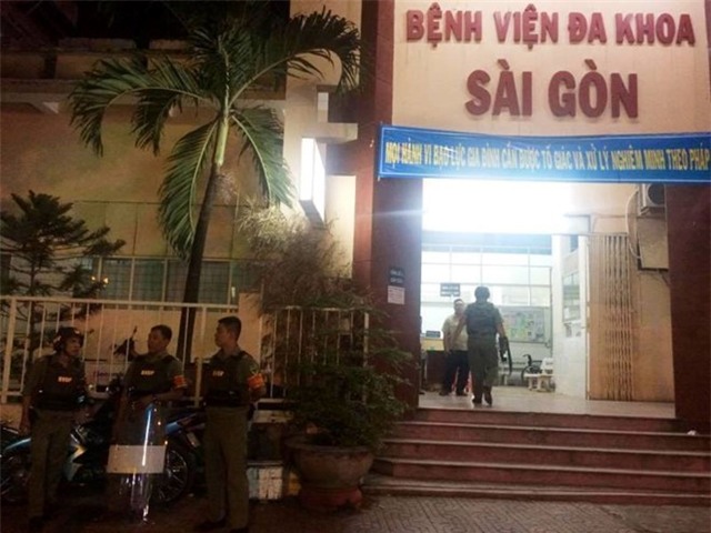 Hai nguoi bi gan 30 thanh nien danh guc do mau thuan tinh ai hinh anh 1