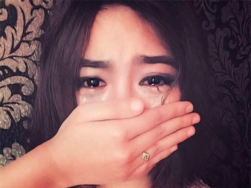 Bất ngờ với gương mặt thật của cô gái vừa che mặt vừa khóc - Ảnh 1.