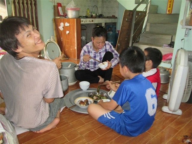 Bữa cơm trưa sum họp của gia đình anh Trào, chị Thu. Ảnh: Ngọc Thi