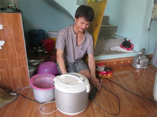 Hằng ngày chị Thu đi làm công ty, anh Trào chuẩn bị cơm nước. Ảnh: Ngọc Thi