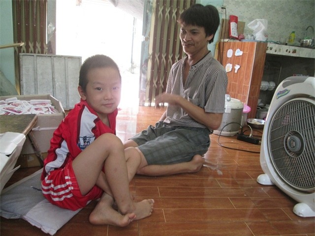 Ngoài việc bếp núc, anh Trào phụ vợ đóng gói giấy ướt để kiếm thêm thu nhập. Ảnh: Ngọc Thi