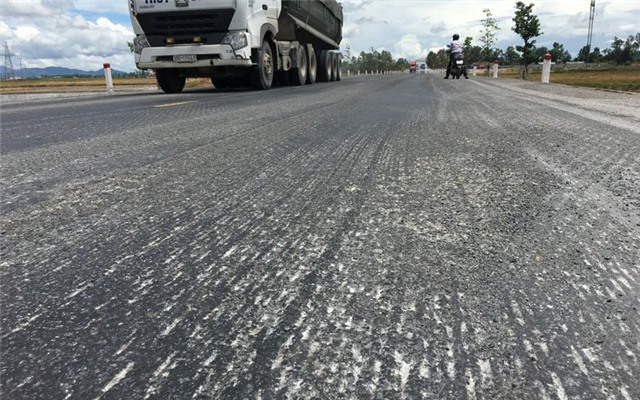 đường nhựa, thảm bê tông polyme, đường chảy nhựa, đường tránh vinh, tai nạn giao thông