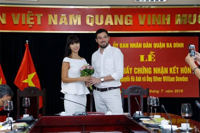 Hà Anh chính thức được nhận giấy chứng nhận kết hôn cùng chồng ngoại quốc - Ảnh 1.