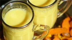 Trẻ như gái đôi mươi với ly sữa nghệ 'thần thánh'