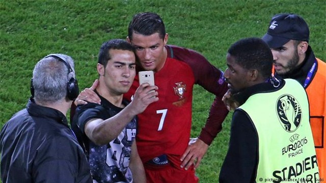 10 khoảnh khắc ấn tượng nhất Euro 2016 - Ảnh 1.